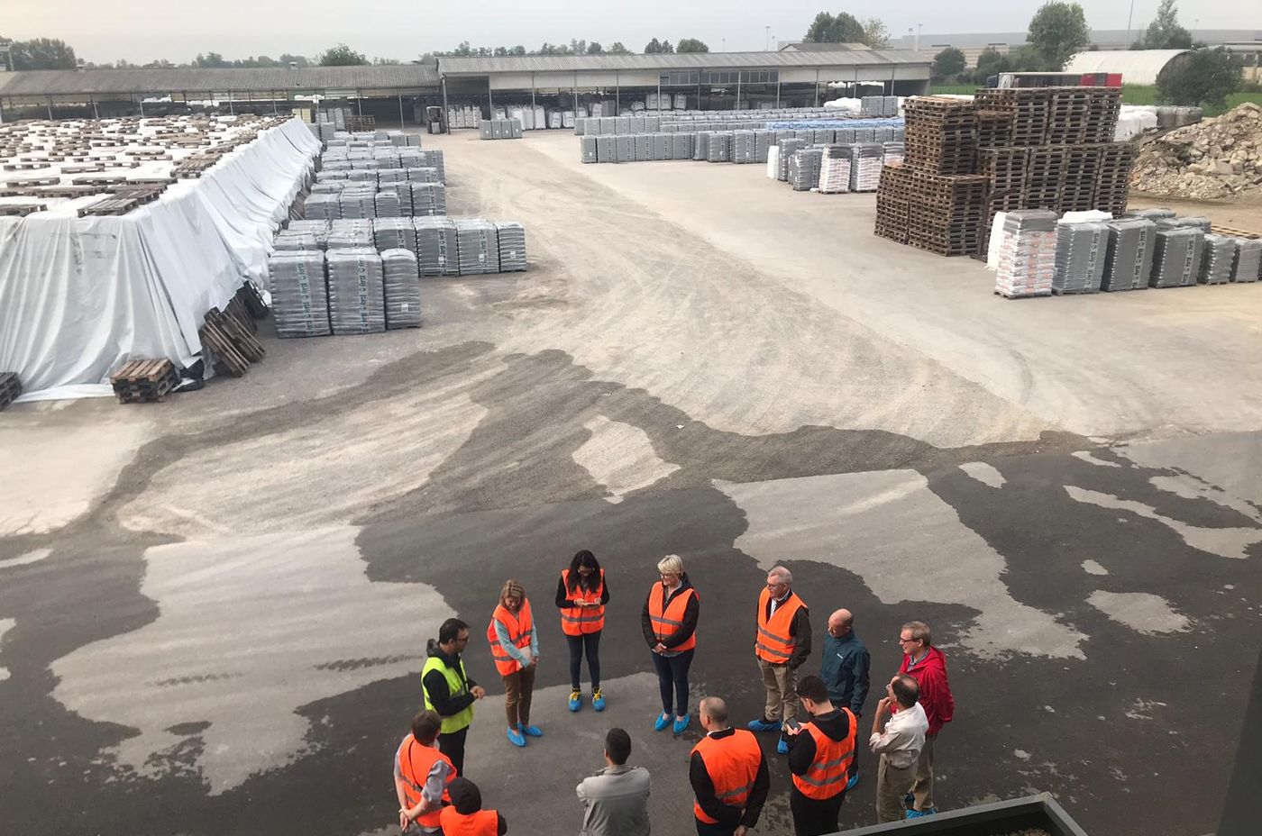 Gruppo in visita al piazzale dell'impianto Biofactory
